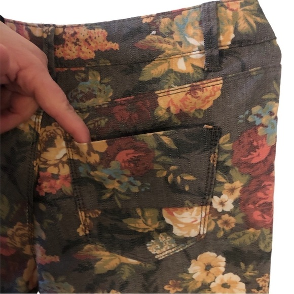 Xhilaration Dark Floral Pocketed Straight Legged Stretch Jeans Size 3 - Picture 8 of 9